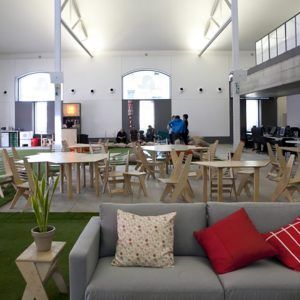 Espacio para eventos y actividades en grupo en Fundacion el Puente, en el Matadero de Madrid.