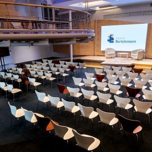 Salón de actos Espacio Bertelsmann, ideal para celebrar eventos corporativos o institucionales.