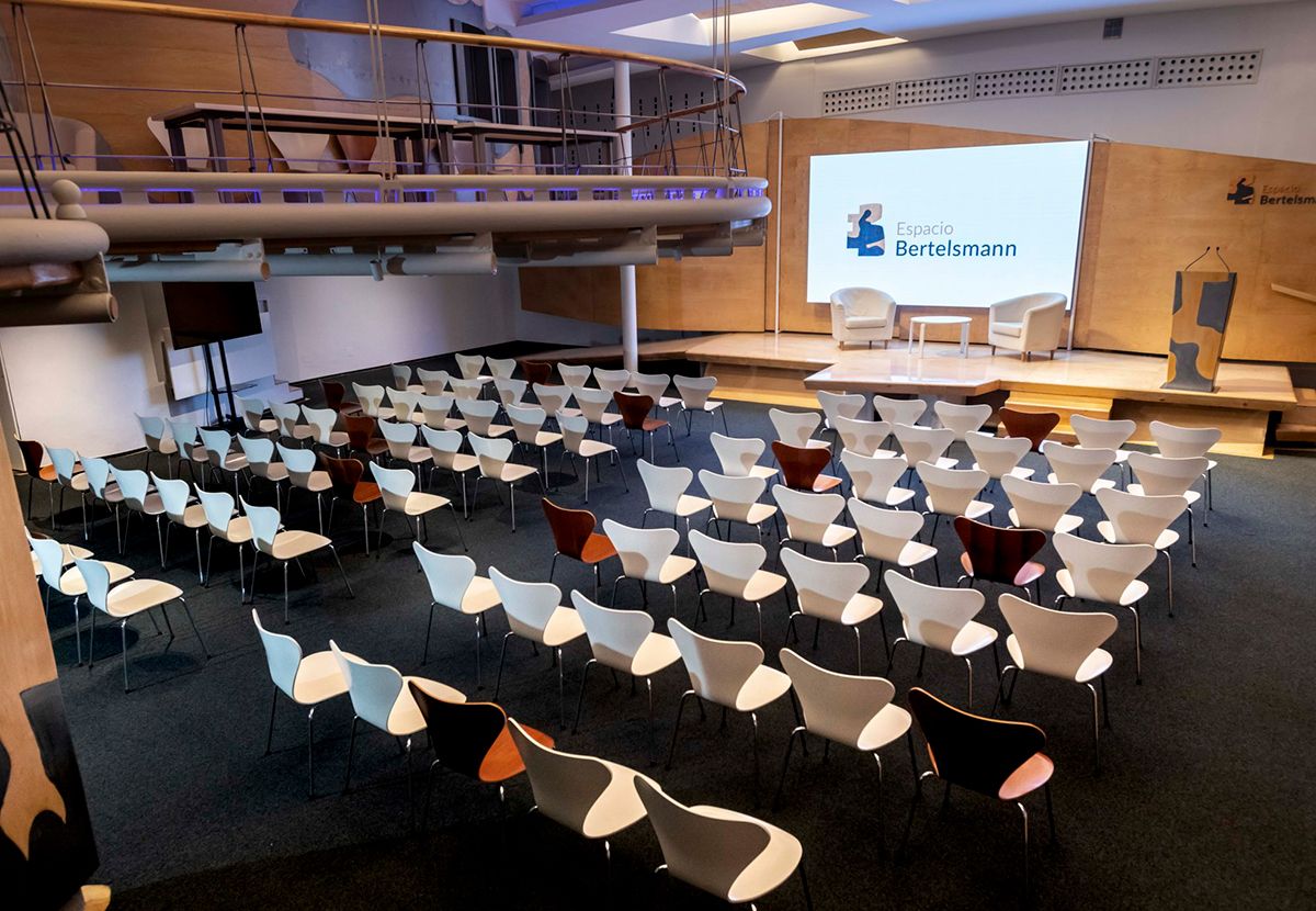 Salón de actos Espacio Bertelsmann, ideal para celebrar eventos corporativos o institucionales.
