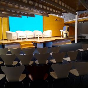 Salón de actos Espacio Bertelsmann, ideal para celebrar eventos corporativos o institucionales.