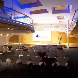 Salón de actos Espacio Bertelsmann, ideal para celebrar eventos corporativos o institucionales.