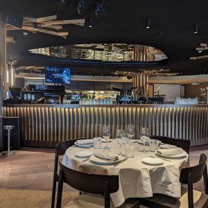 Barra central del Restaurante El Gran Escenario ubicado en el Wanda Metropolitano