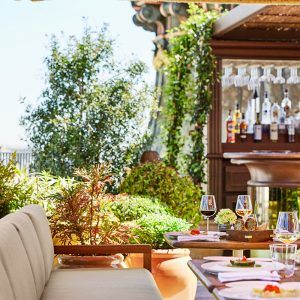 Terraza del espacio Restaurante Four Seasons en Madrid, ideal para celebraciones y eventos.